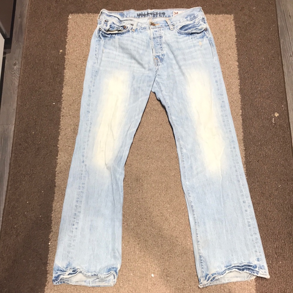 Mildly distressed hollister Jeans 😘